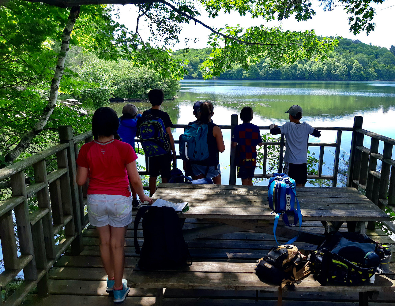 Groupe d'enfant en nature près d'un lac